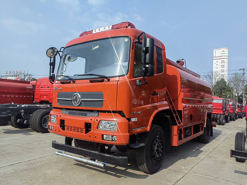 東風(fēng) 8 噸四驅(qū)越野消防灑水車(chē)